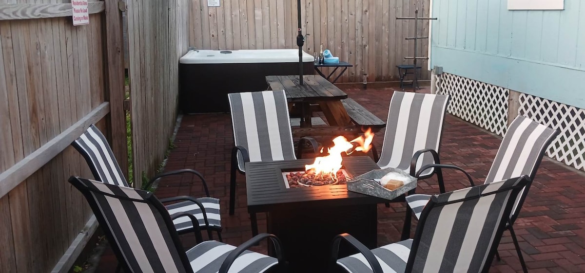 3 King Beds Hot tub Fire pit 5 star Sup Hosts BBQ