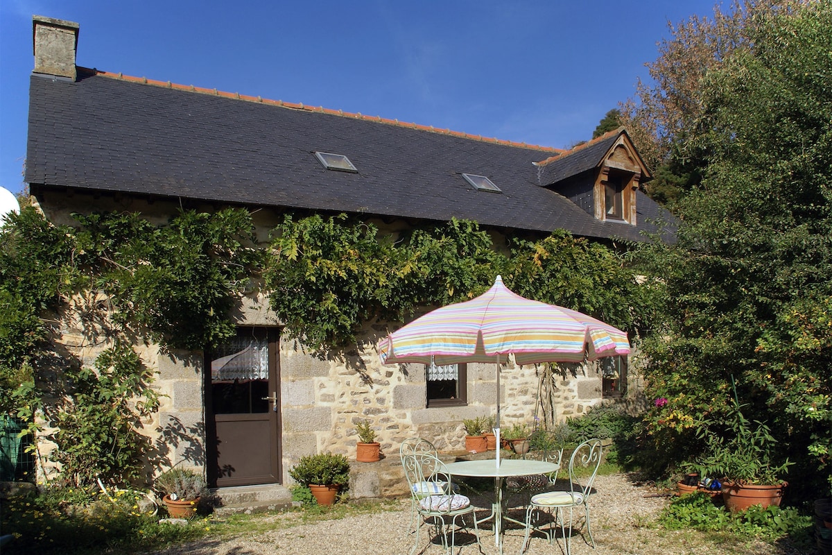 Cosy holiday home with terrace near Quimperlé