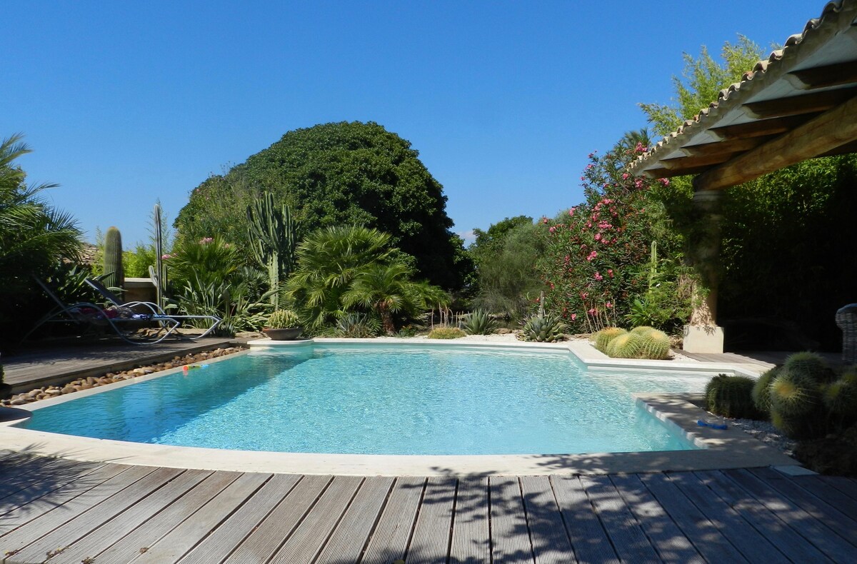 Ashram Villa. Relax, sea, infinity pool & charme