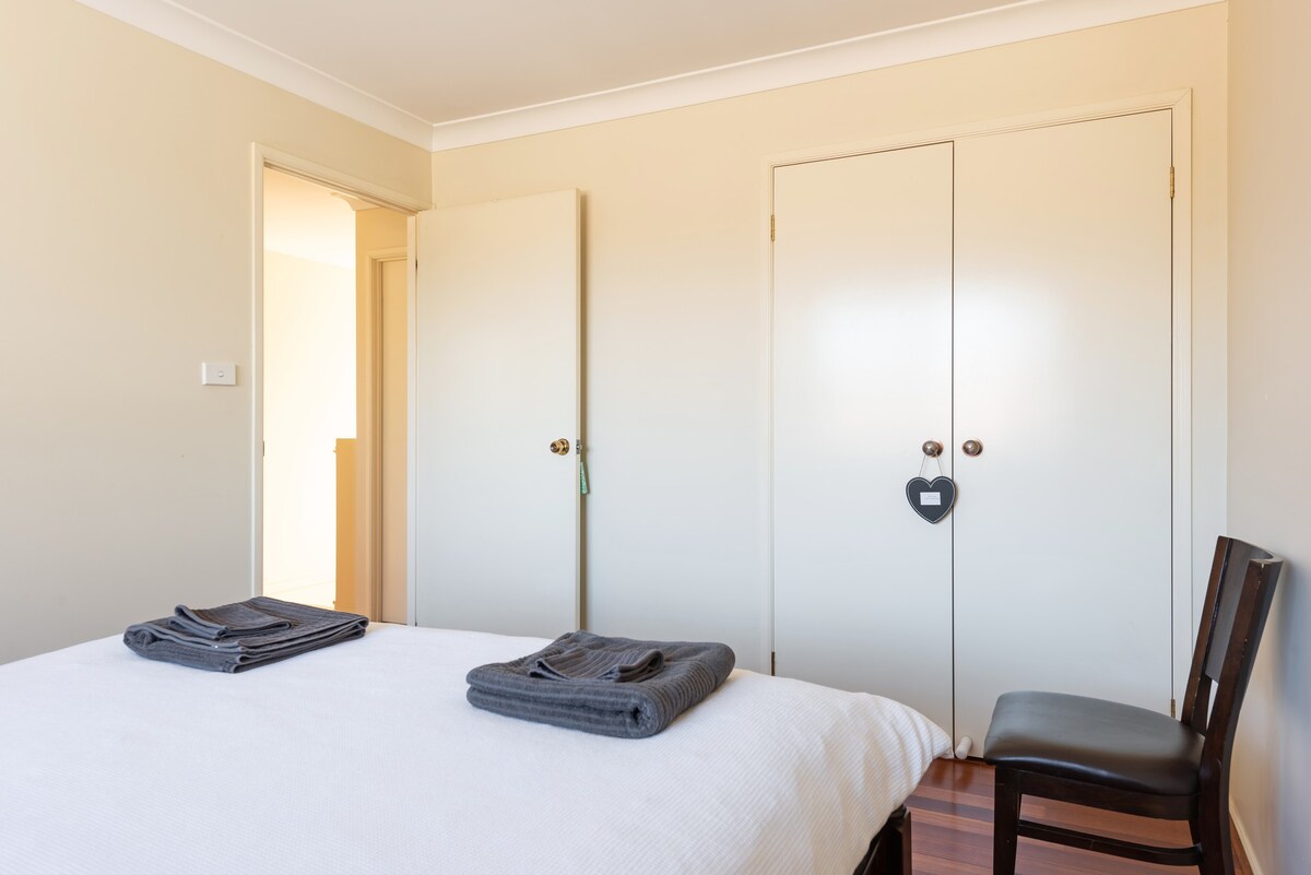 距离卡布拉马塔（ Cabramatta ）仅5分钟路程的大型空调房，标准双人床