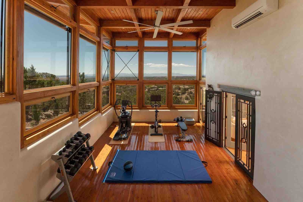 Adobe Oasis: Panoramic Views, Gym, Hot Tub, Sauna
