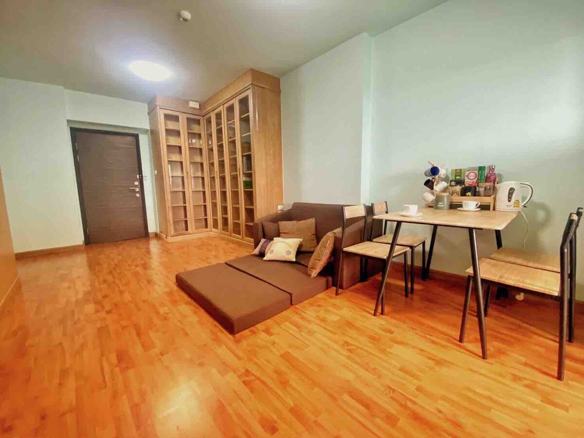 70平方米的舒适公寓，设有宽敞的阳台，位于曼谷市中心