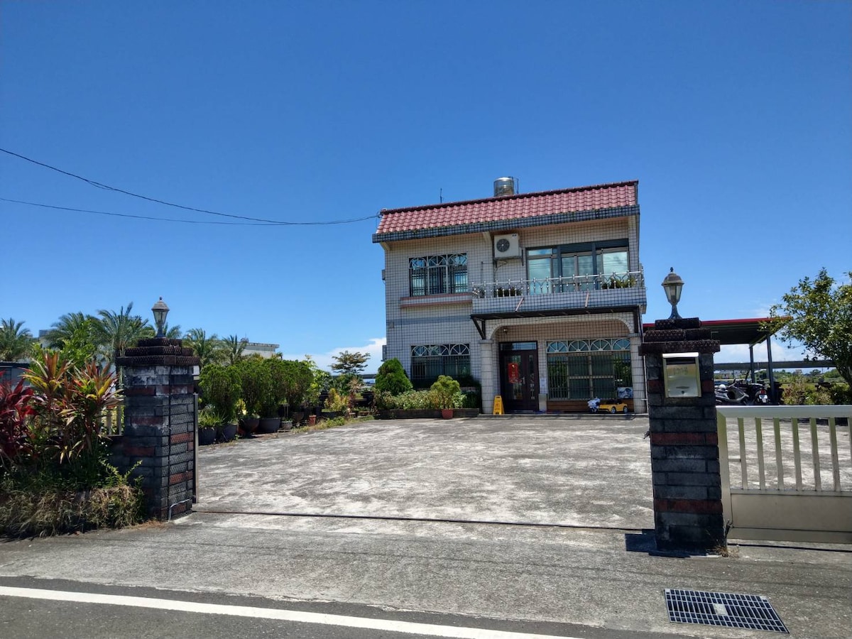 礁溪瑪僯100民宿   4房。8-16位包棟，大庭院好停車 烤肉麻將客廳餐廳，近國五