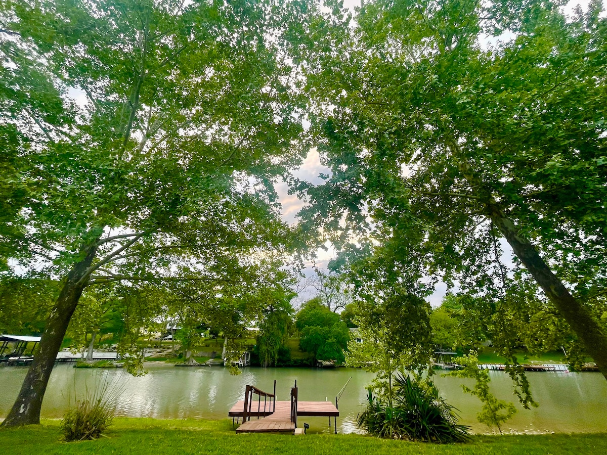 Lakefront Lake McQueeney farm house New Braunfels