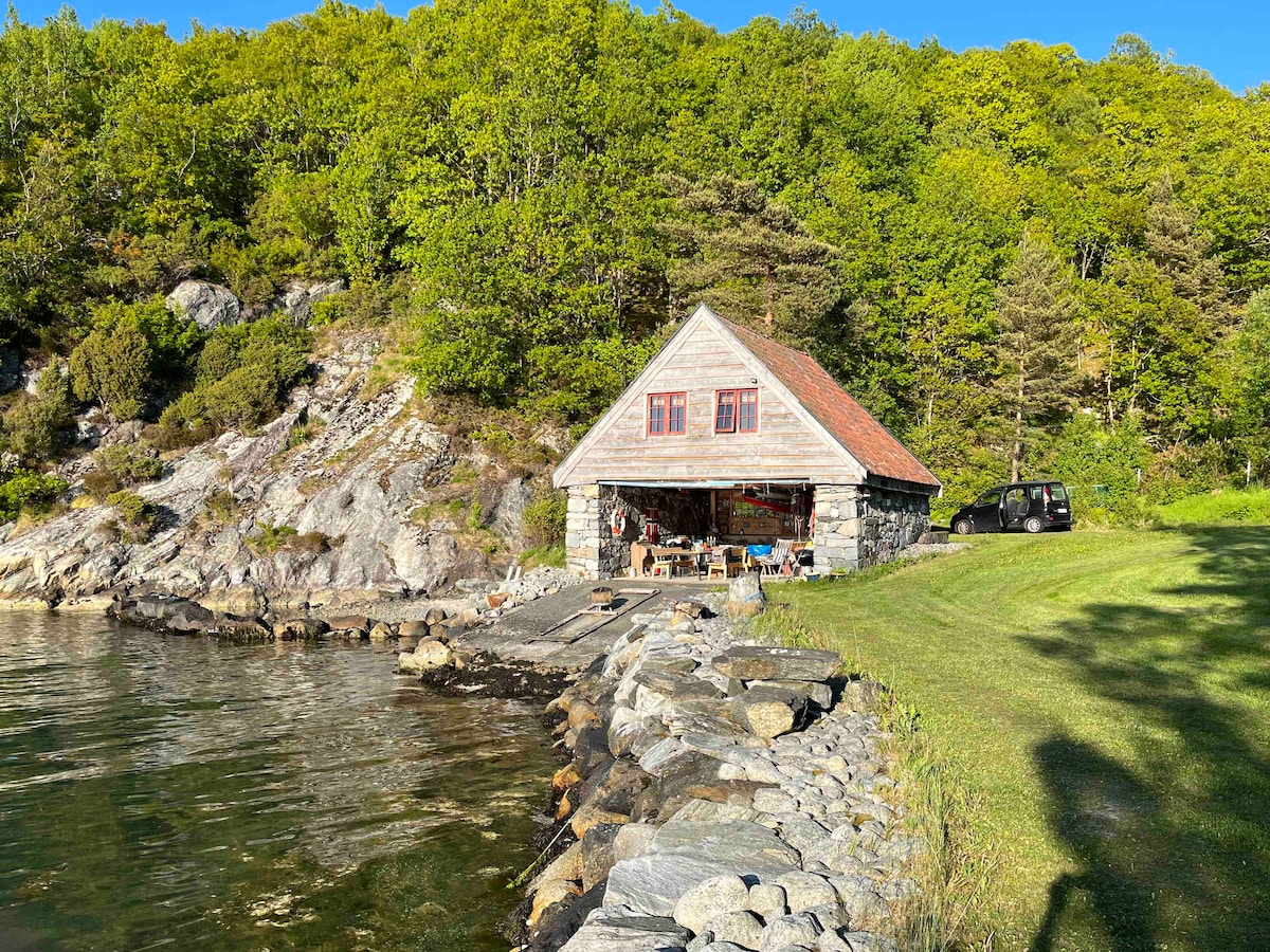 hytte / sjøhus ved fjorden