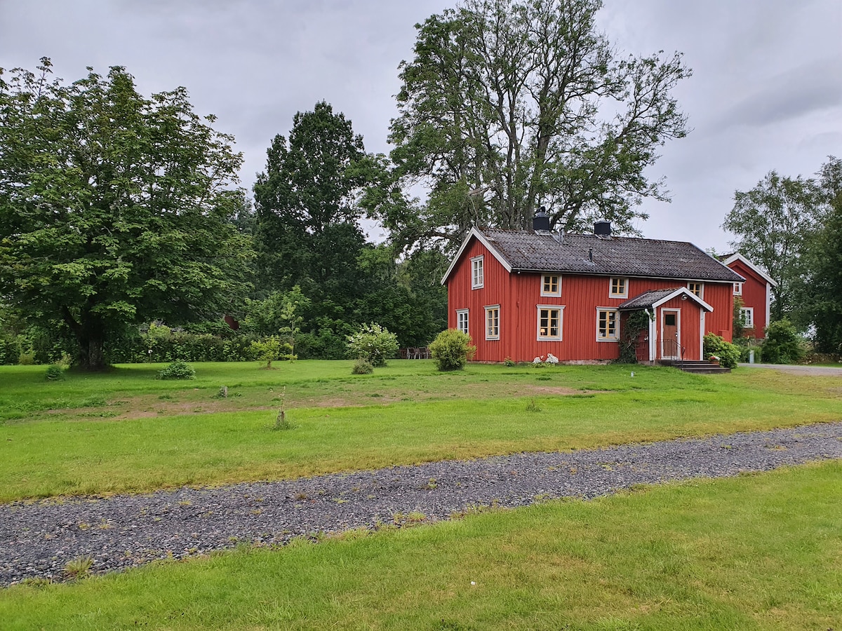 Genuin Smålandsstuga nära sjön Bolmen