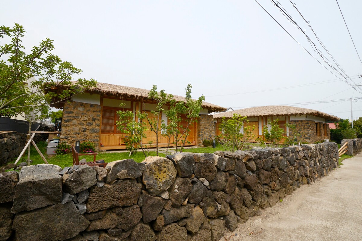 济州石屋（ Jeju Stone House ） ：两栋石屋，仅供一支团队使用……
