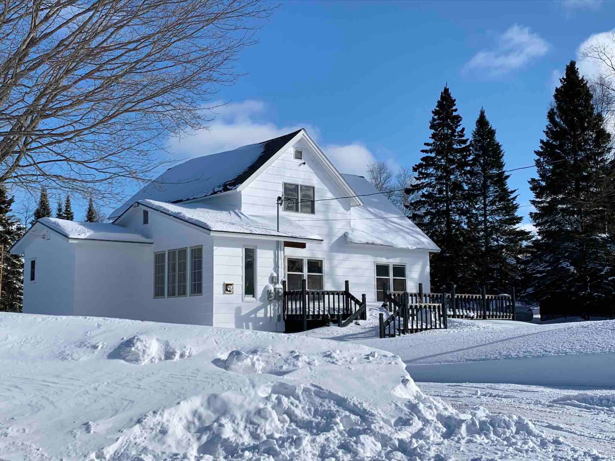 苏必利尔湖（ Lake Superior ）上的白帽小屋