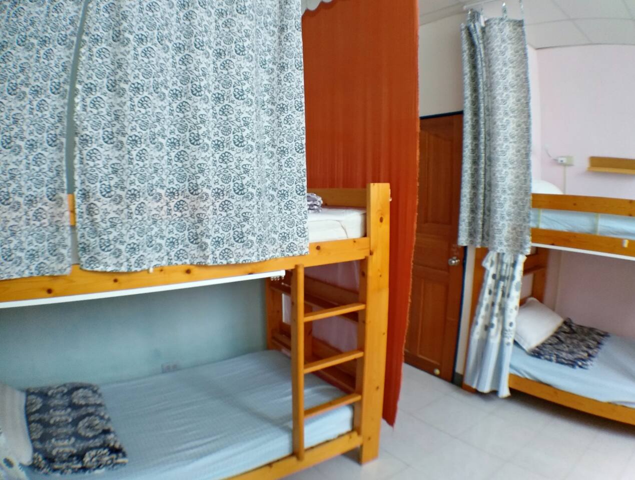 西子湾女生背包床位房 6人合住捷运出口1分钟位置最优高cp - hostels