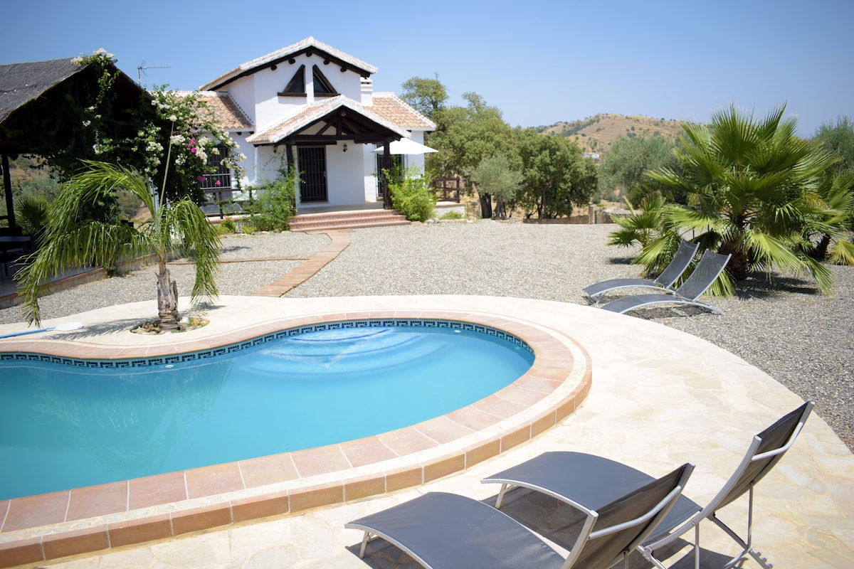 乡村别墅Jacaranda。花园和泳池