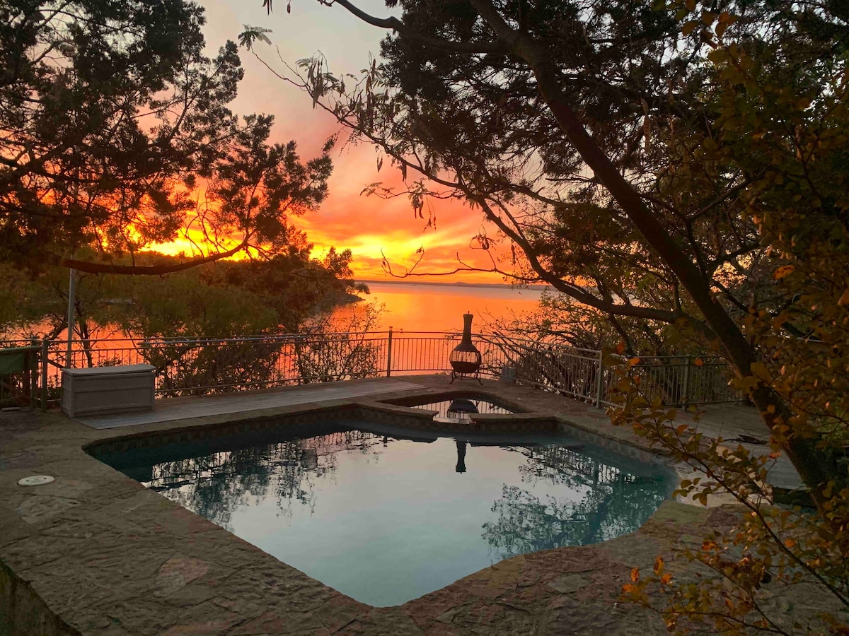 Unique & Amazing on Lake Buchanan Pool & Hot tub