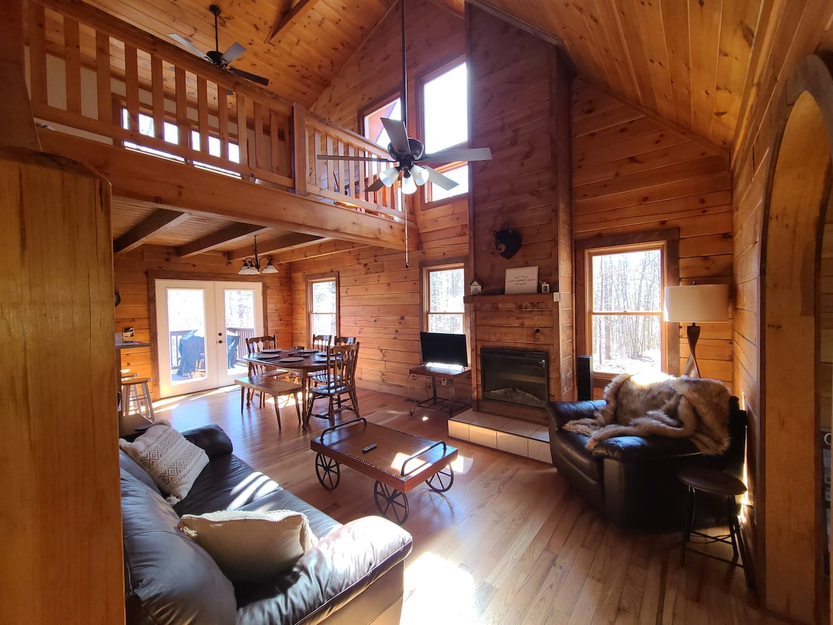 Cabin in gated community w/ private hot tub!