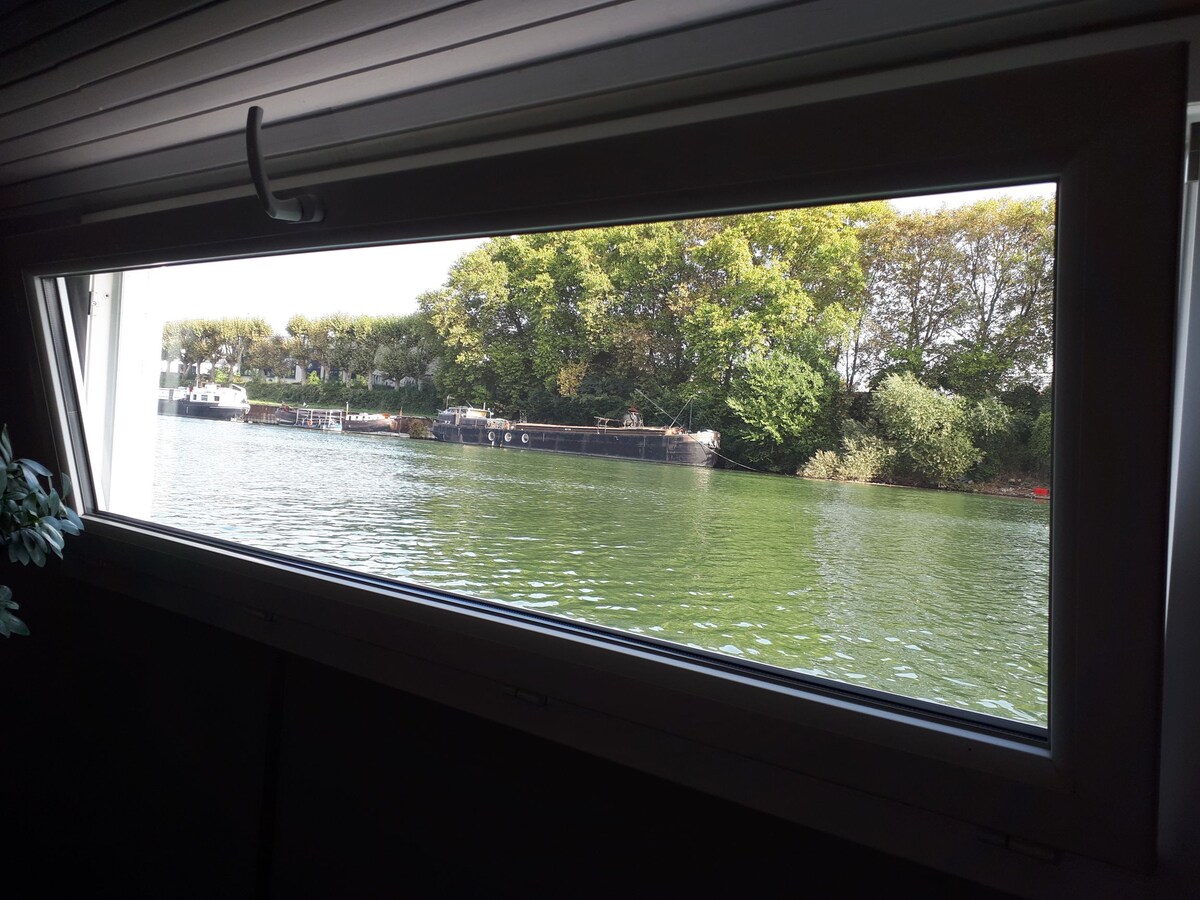 Chambre sur superbe péniche Grand Paris