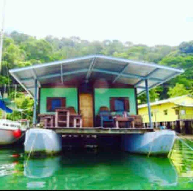 Magic Carpet Houseboat