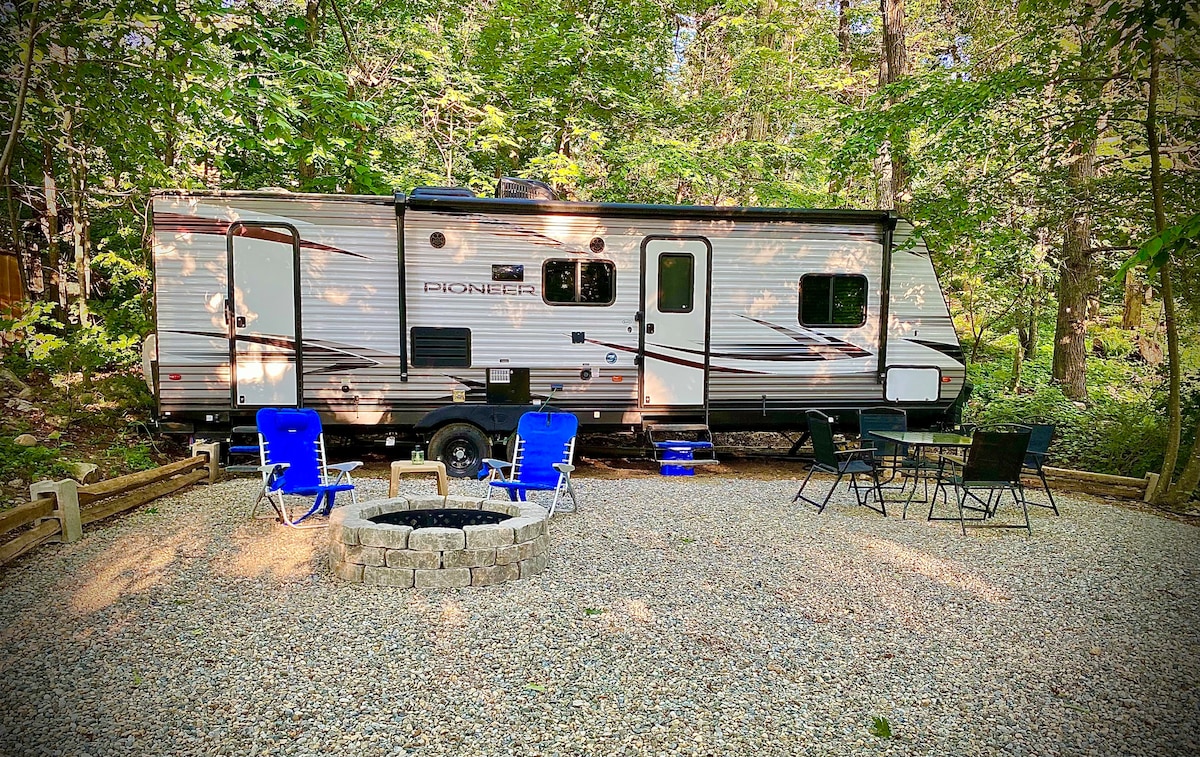 "Glamping" Camper/RV in Campground w/Lake & Pools