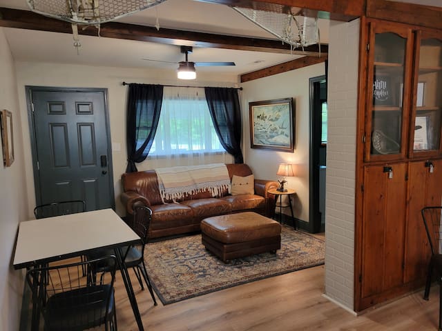 A Little Rugged The Tiny House near Huntsville City Limits and Ditto  Landing. - Laceys Spring