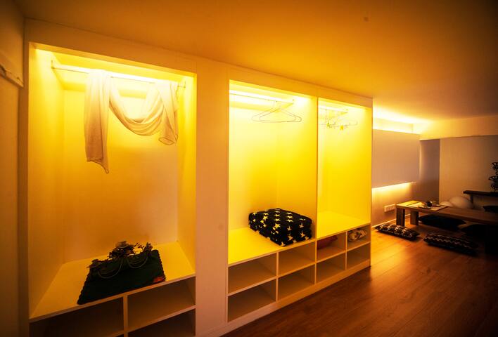 二楼开放式阁楼衣橱间