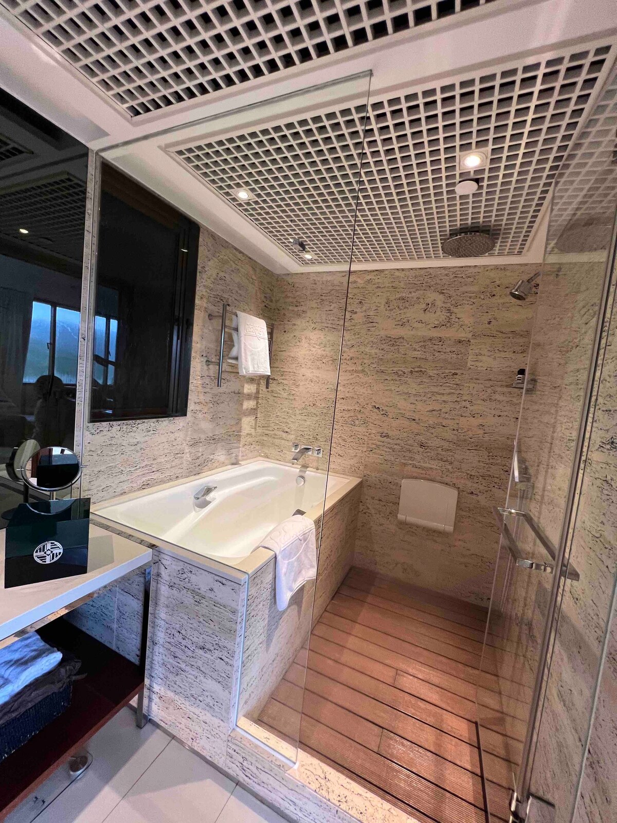 Luxury resort suites in Forest Park 南區氧吧度假式豪宅