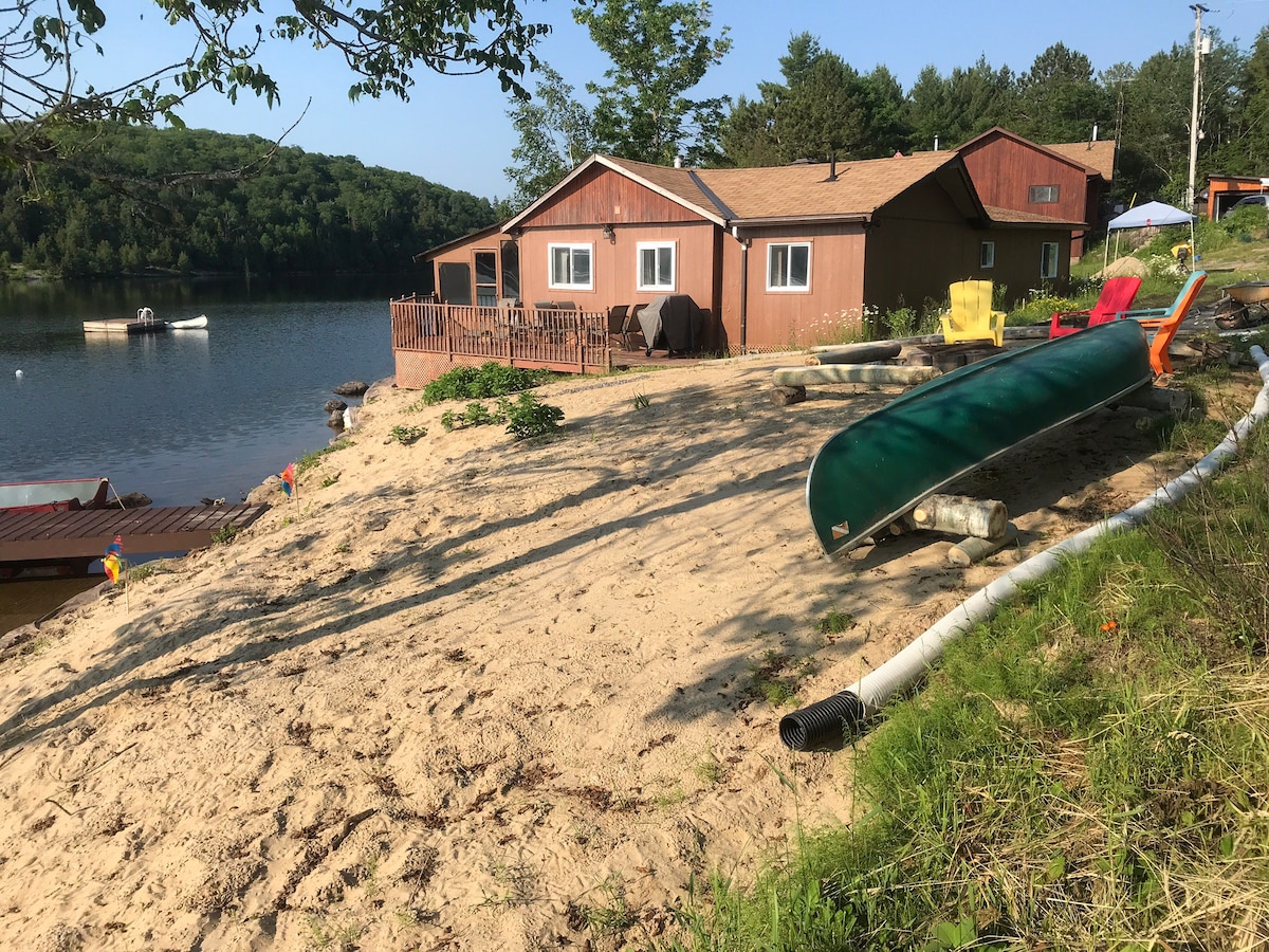 诺斯本辛湖滨水家庭小屋