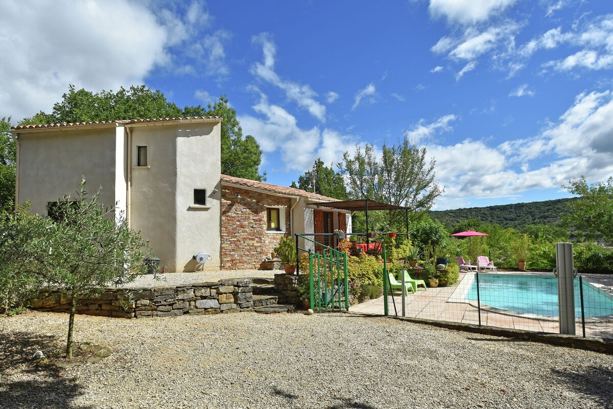 Stylish holiday home near St. Brès