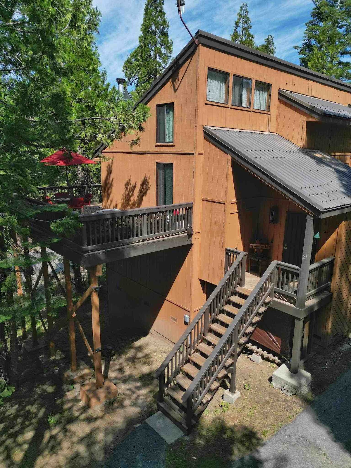 Wesley's Wonderland - Shaver Condo with large deck