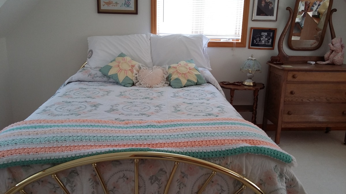 Shirley 's Homestead, East Bedroom/Private Bath