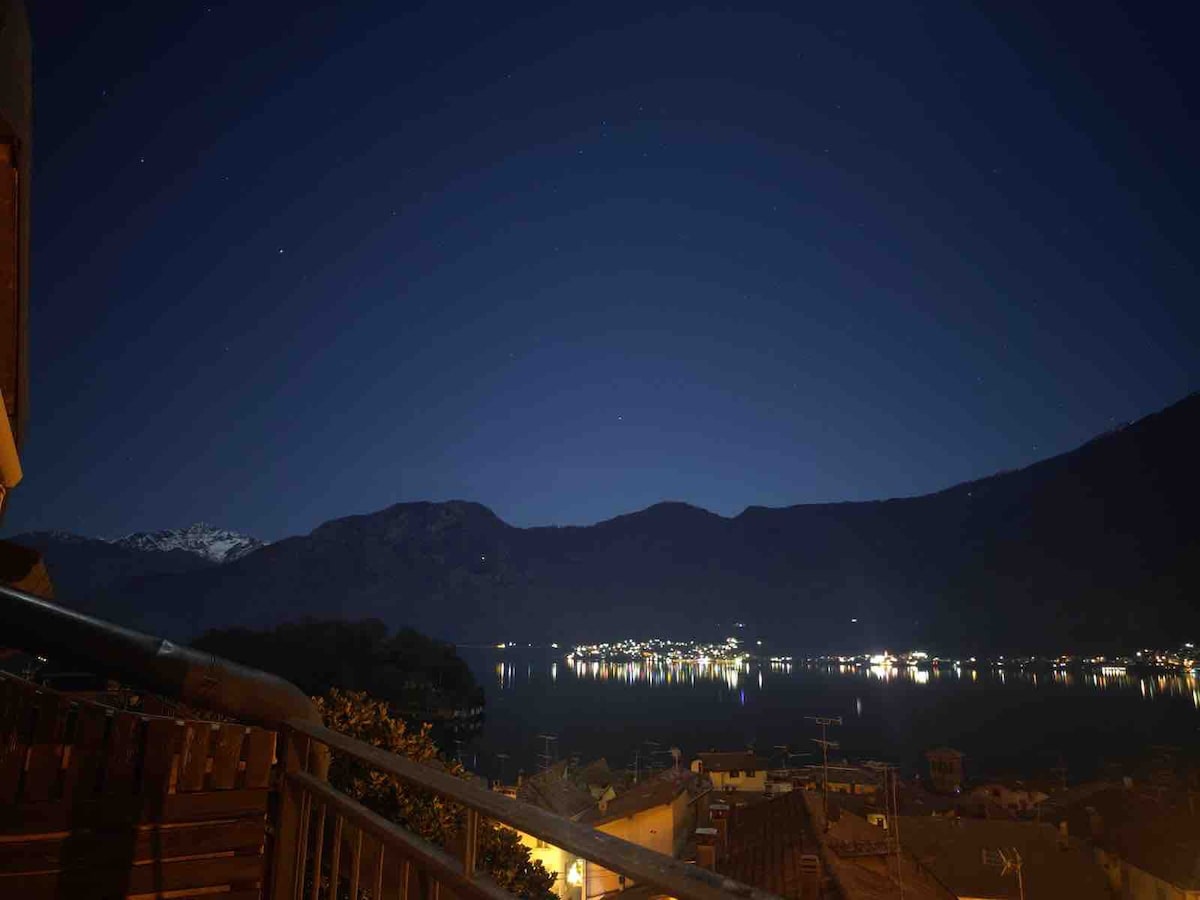 ATTIC WITH BEAUTIFUL VIEW COMO LAKE