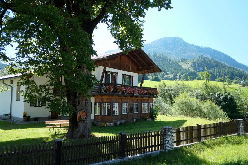 Purpurrotes Einzelzimmer in wunderschönem Landhaus