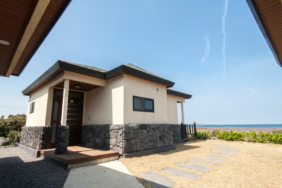 Seongsan Ilchulbong Pension, Ocean View, Private House