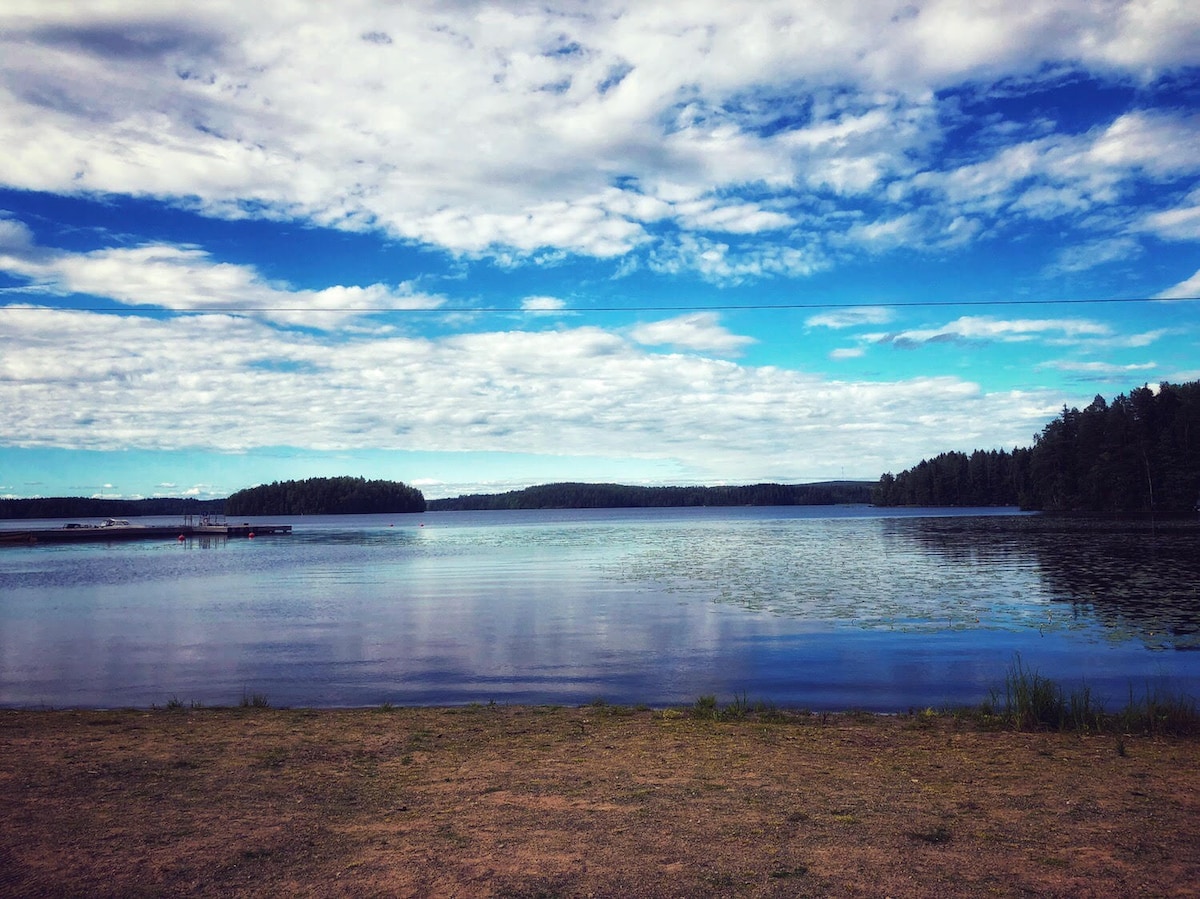 罗瓦韦斯湖（ Lake Rautavesi ）田园诗般的夏季小屋