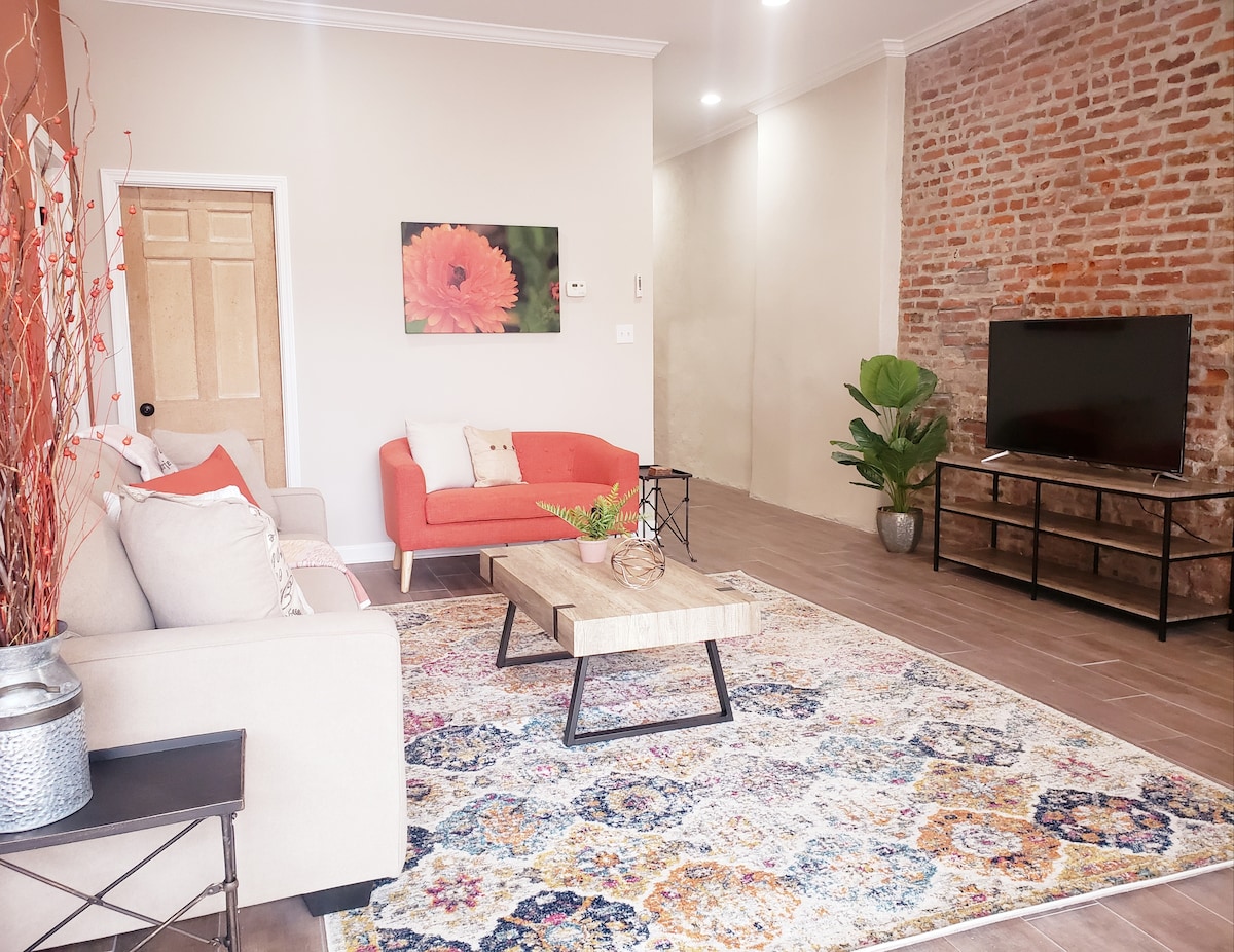 Superb 2 BR Downtown-Courtyard & Parking -Sleeps 6