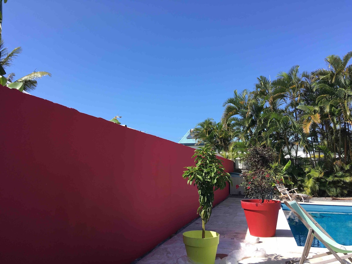 Jolie petite maison avec piscine , est de l’île