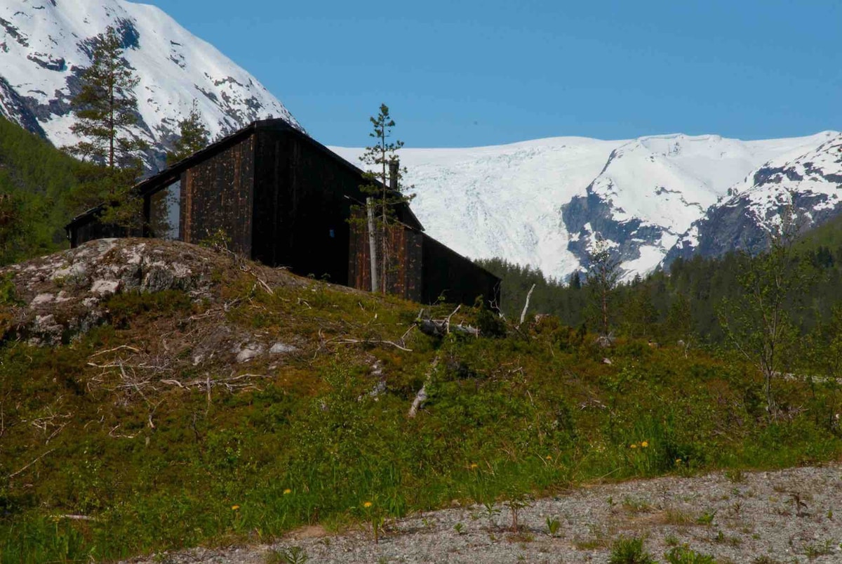 俯瞰冰川的迷人小木屋