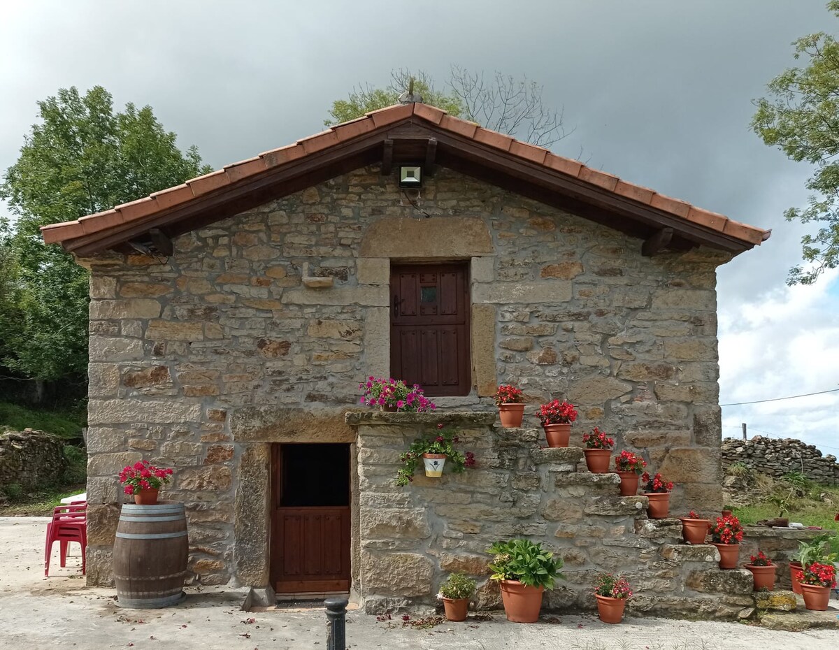 Bonita Cabaña de piedra en plena montaña