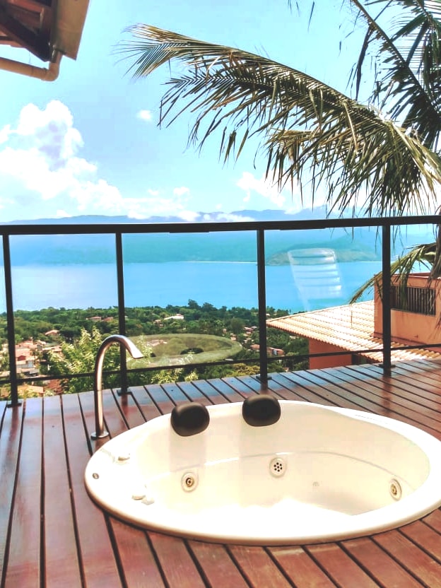 Casa com  jacuzzi com vista deslumbrante para mar.