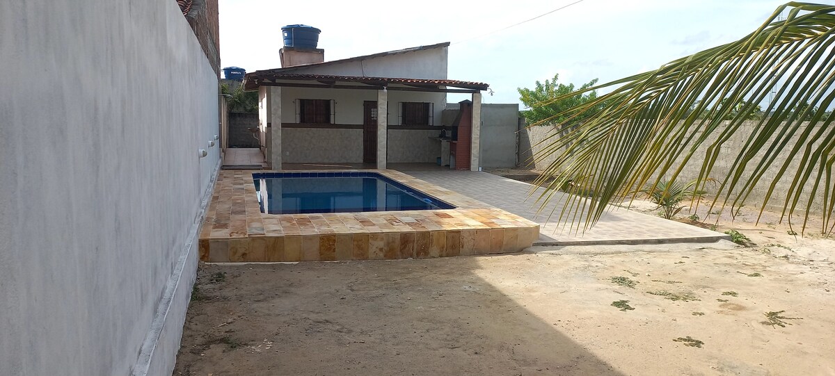 Casa com piscina na praia de Carapibus