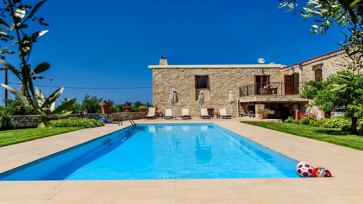 Spacious stonebuilt villa in a tranquil setting!