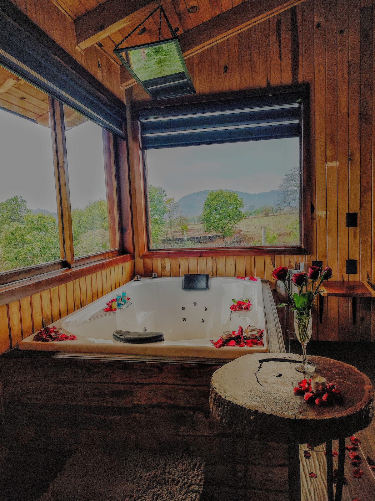带按摩浴缸的小木屋「La Pradera」