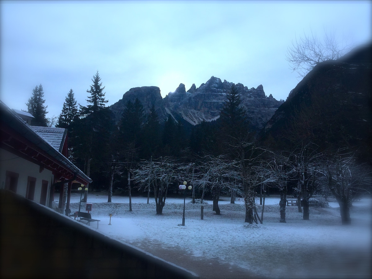 位于多洛米蒂山脉中心地带，位于科尔蒂纳（ Cortina ）和Dobbiaco之间