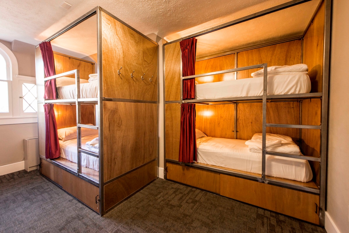 共用- 6个床同伴宿舍共用1张单人床