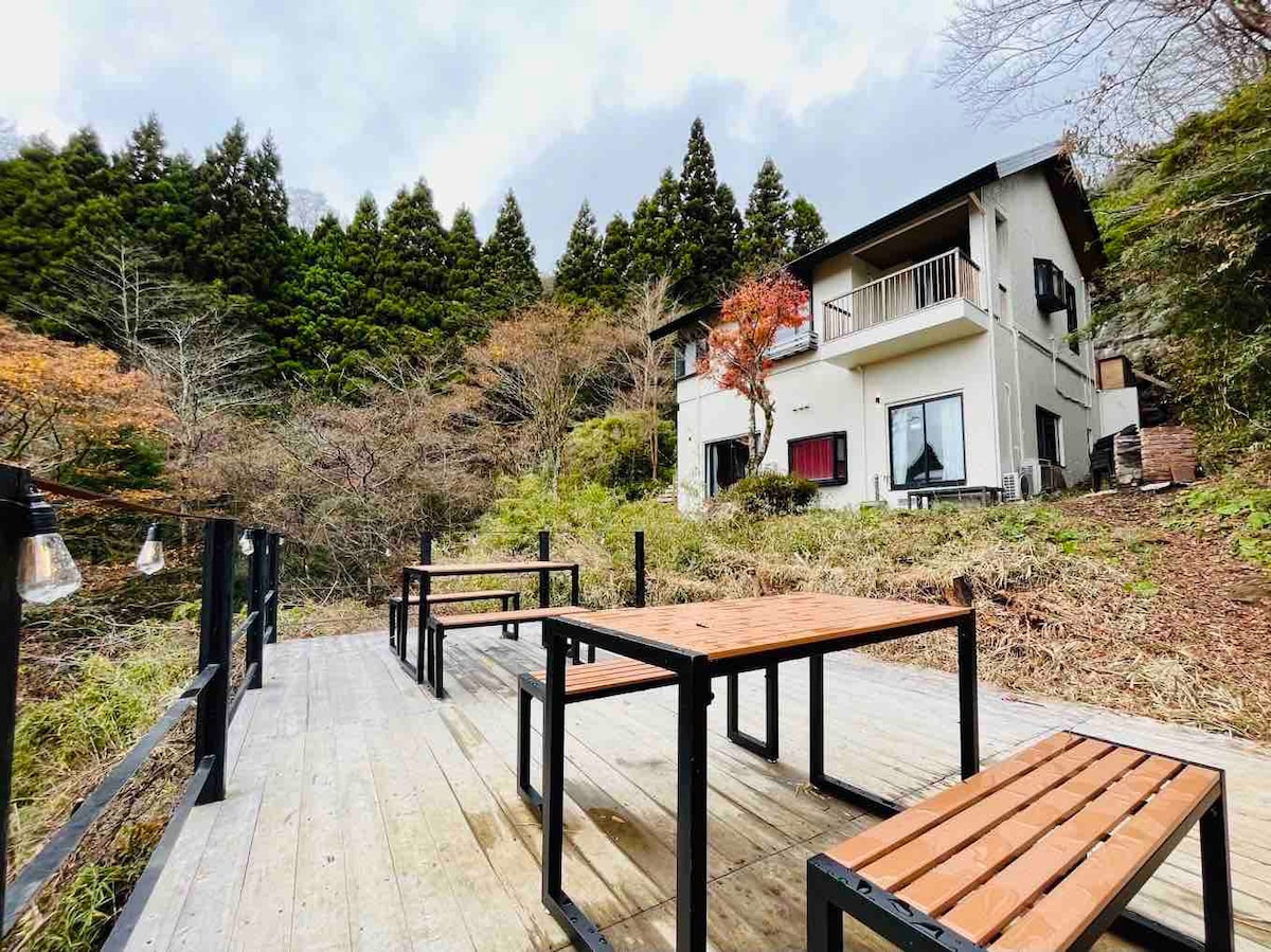 箱根の絶景を一望できる広々とした展望デッキ、BBQに最適な場所 | 鳥居、芦ノ湖の全景を一望-