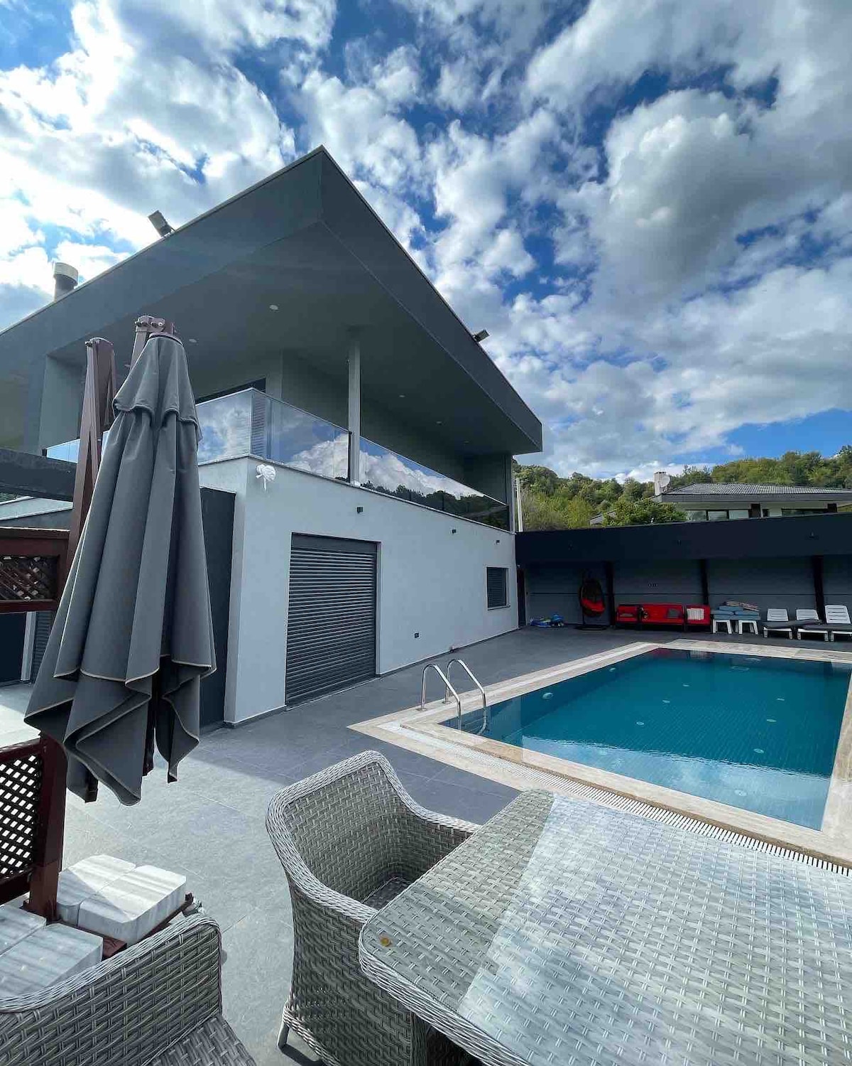 Sıcak havuzlu modern villa, doğa ile iç içe.