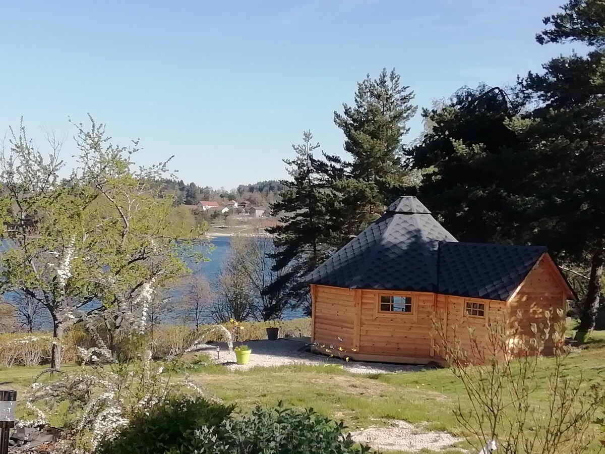 湖边的度假木屋