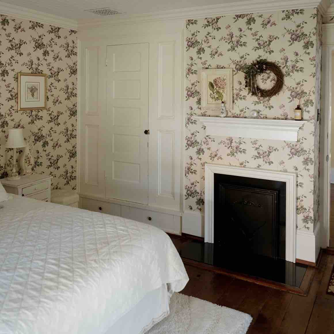 Charming upstairs room-historic Kernersville bnb