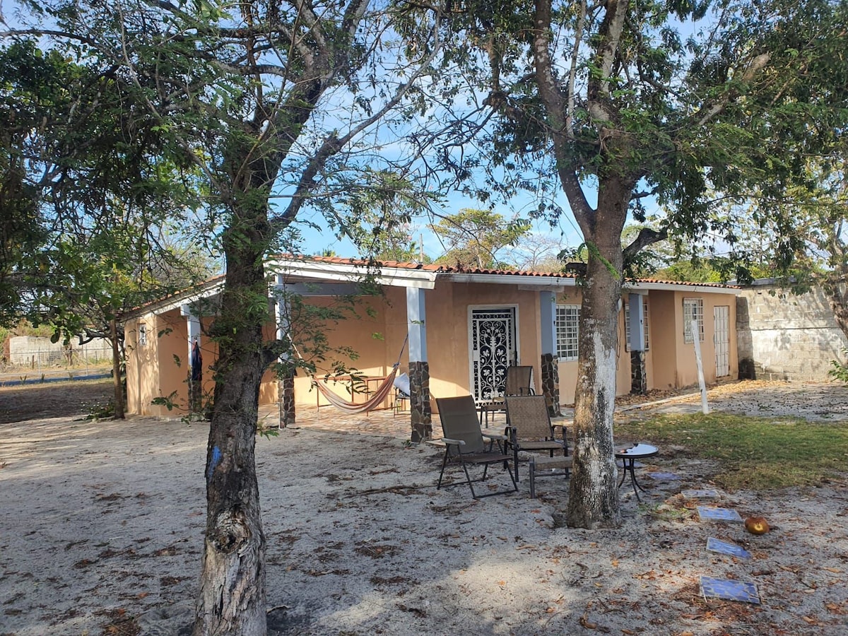 Beach Front 2 bdr in Panama / Casa frente a playa