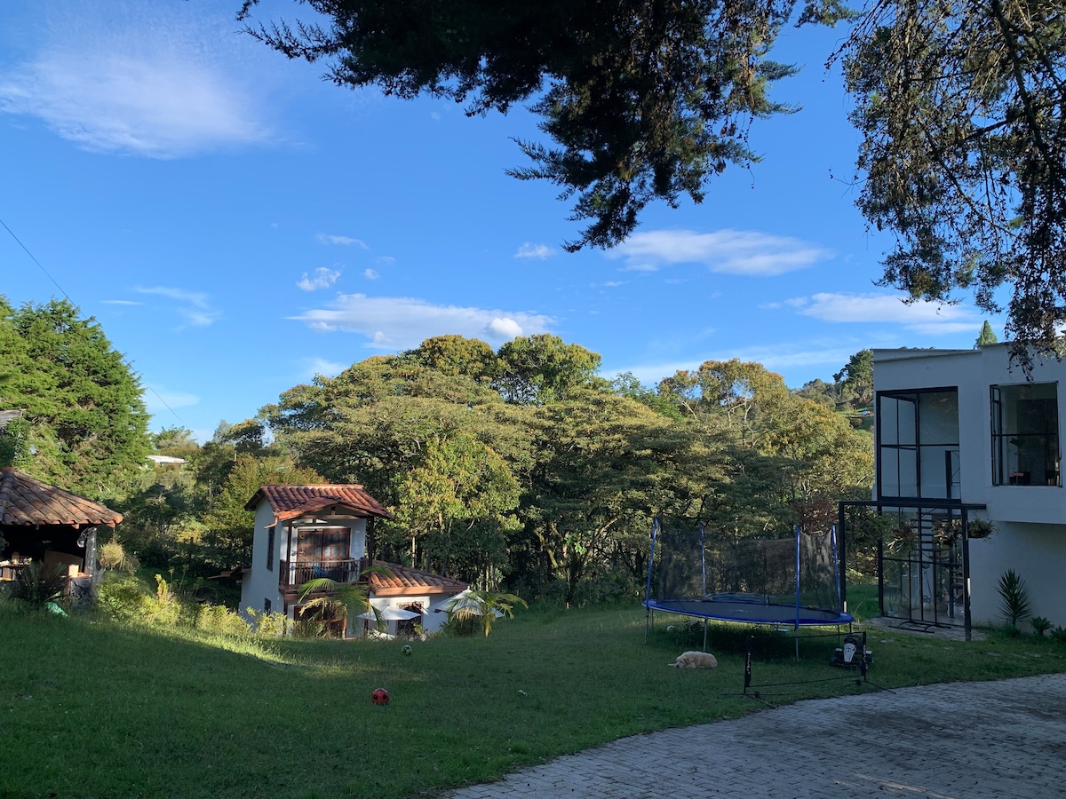 Acogedora cabaña en el campo para sentirse en casa