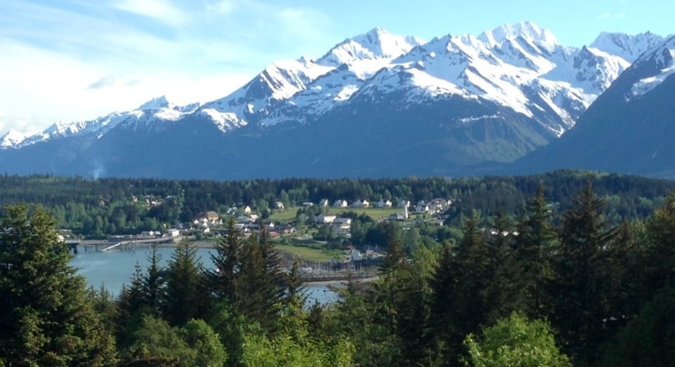 被栖息地包围的山海景