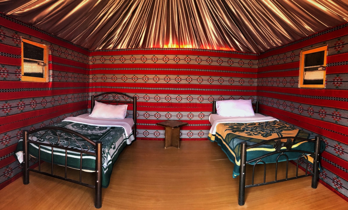 穆罕默德·穆特拉克营地两张床的贝都因帐篷