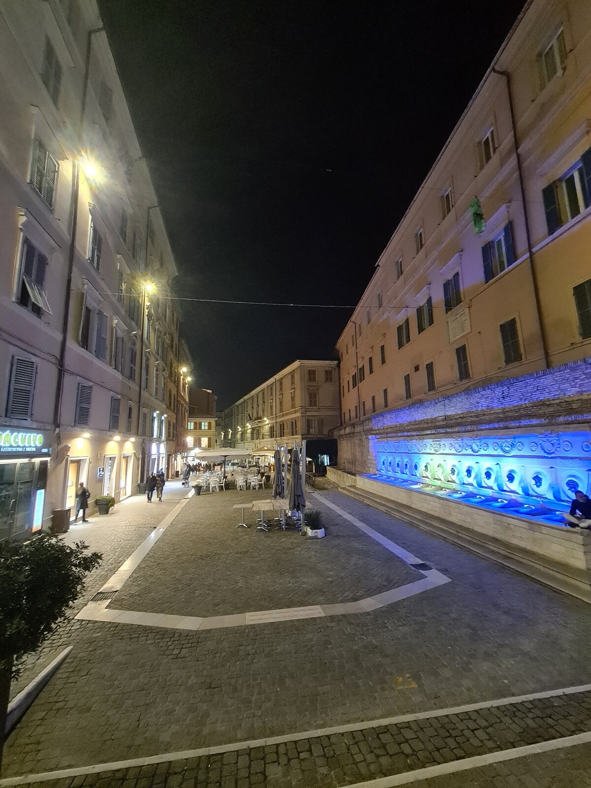 Monolocale sulla fontana del Calamo in piazza Roma