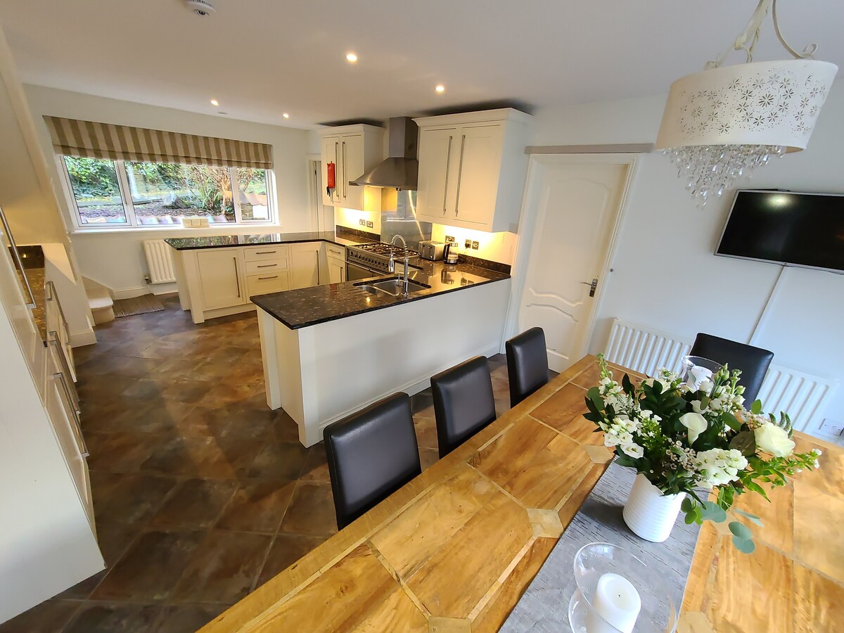 Brighton located 4 bed Villa with heated pool